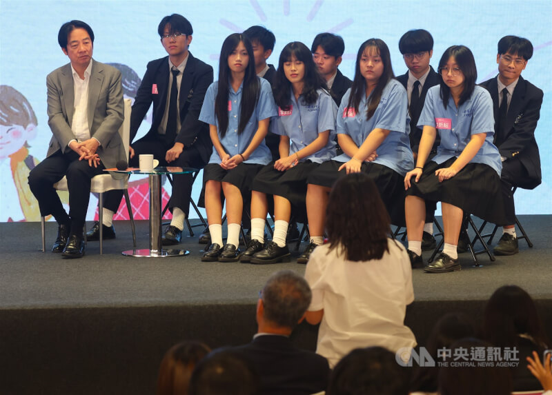 總統賴清德（台上左）29日在台北出席「2025今周刊總統與青年論壇」，強調青年是國家棟梁，除和與會學子交流座談外，也接受與會者現場提問。中央社記者張新偉攝　114年11月29日