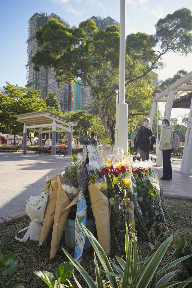 香港民眾到宏福苑外獻花哀悼。（共同社）