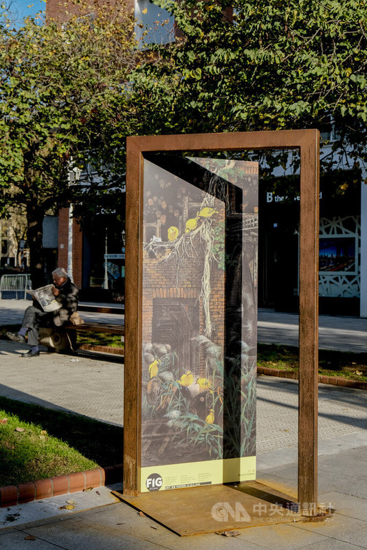 西班牙第14屆畢爾包國際版畫與紙上藝術博覽會(FIG Bilbao)今年邀請台灣為主賓國,舉辦「聚焦台灣」主題特展,特別選用水墨畫家黃淑卿「夜八鸝」作為本屆主視覺,展會期間在畢爾包市中心最軸心的格蘭大道以大型看板展出宣傳。中央社記者胡家綺馬德里攝 114年11月29日