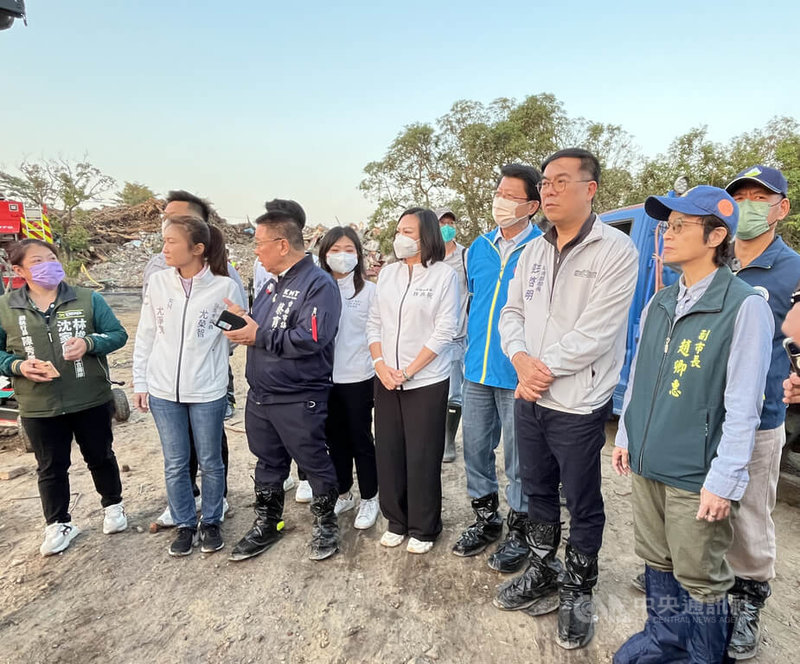 台南市後壁區烏樹林廢棄物暫置場日前發生大火，現場迄今仍在進行殘火處理。環境部長彭啓明（前右2）29日在副市長趙卿惠（前右）等人陪同下前往視察。中央社記者張榮祥台南攝　114年11月29日