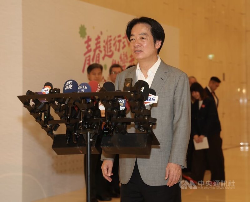  總統賴清德29日下午出席今周刊舉辦「總統與青年論壇」前被問到若立院邀請是否赴國會進行國情報告表示，如果朝野黨團有共識又符合憲政程序，他願意到國會向人民報告，並且爭取國會的支持。中央社記者張新偉攝　114年11月29日