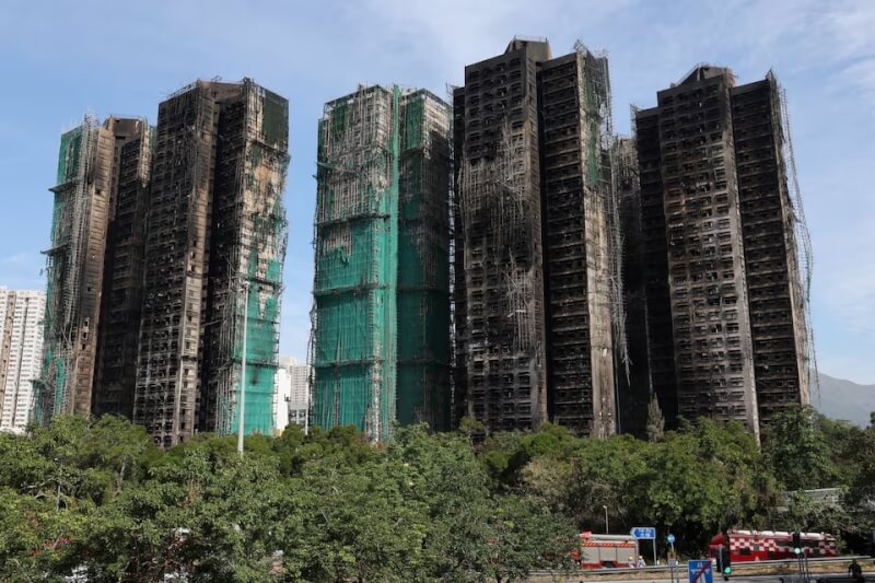 香港宏福苑（圖）的天價維修工程被質疑是大火的元兇，負責工程的宏業建築工程及工程顧問鴻毅建築師有限公司的高層近日被拘捕。（路透社）