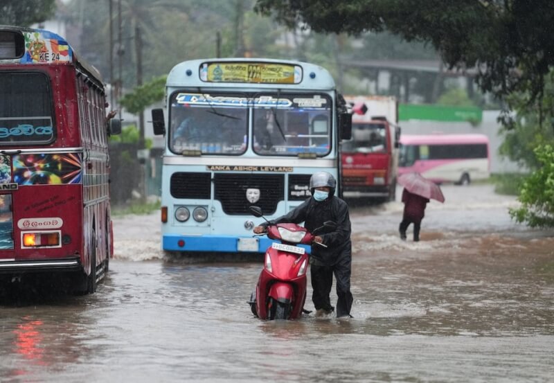 氣旋迪特瓦侵襲斯里蘭卡，行人和車輛在積水的街道上艱難跋涉。（路透社）