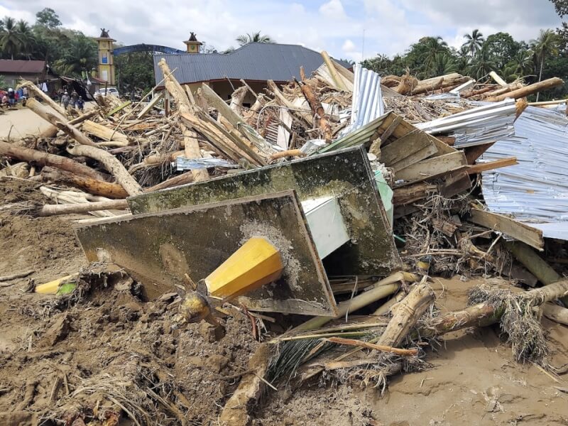印尼北蘇門答臘省村莊的房屋的洪水摧毀，現場一片狼藉。（路透社）