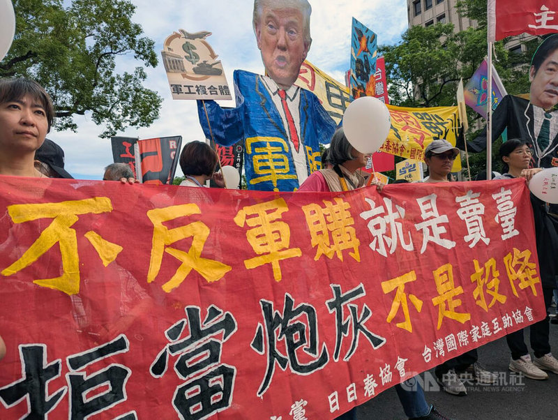 2025秋鬥遊行登場,30日下午從立法院出發,最後抵達凱達格蘭大道,參與者拉起布條表達訴求,批評國防特別預算高達約新台幣1.25兆元,可能會排擠教育、社會福利等預算。中央社記者張雄風攝 114年11月30日