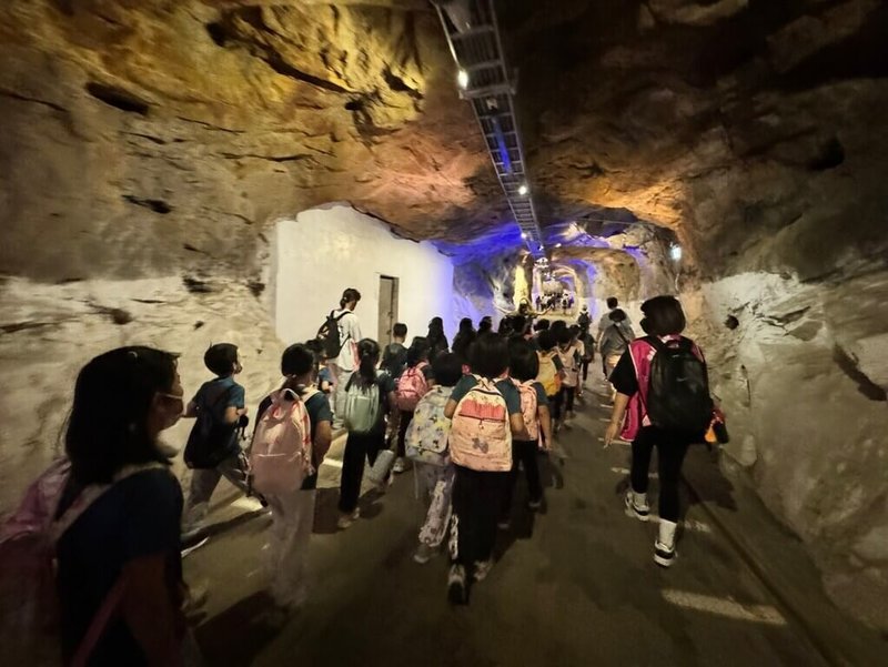 金門縣賢庵國小安排文化體驗，帶領學生從獅山砲陣地出發，認識金門現存唯一的坑道式榴彈砲陣地。（教育部提供）中央社記者許秩維傳真　114年11月30日