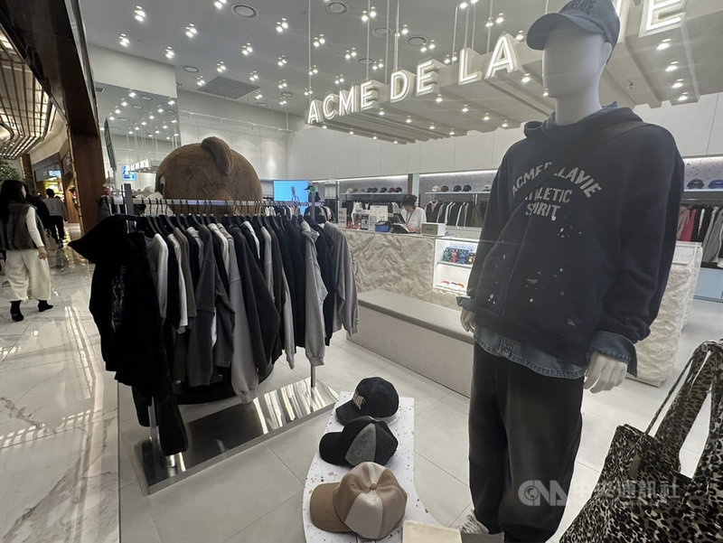 Young 40原本在韓國用於稱讚仍保有年輕心態、外貌的40多歲族群，近來卻成為年輕人諷刺年長族群喜歡購買潮牌、「裝年輕」的用詞。圖為韓國街頭服飾店。中央社記者廖禹揚首爾攝 114年11月30日