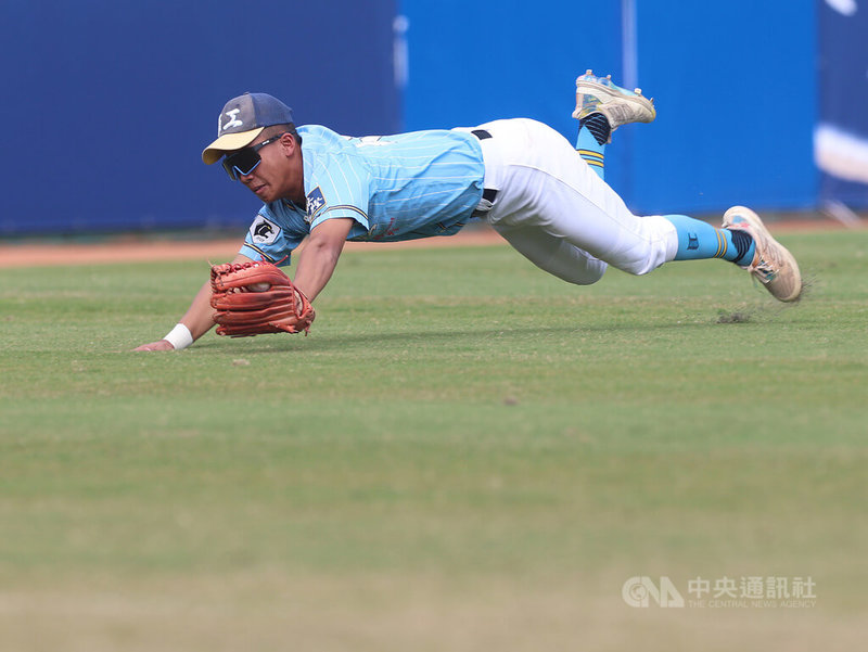 2025第13屆黑豹旗全國高中棒球大賽30日在新莊棒球場劃下句點,羅東高工溫以恩(圖)拿下明星球員最佳外野手獎。中央社記者張新偉攝 114年11月30日