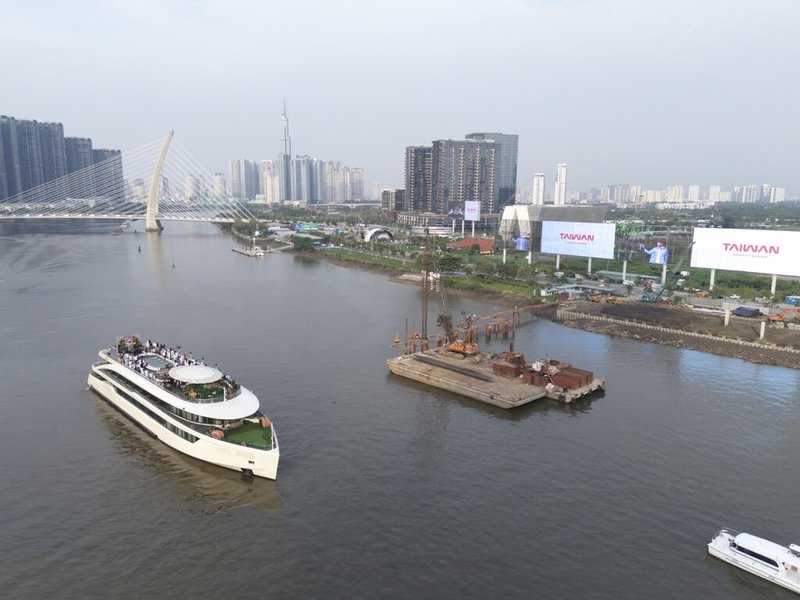 觀光署駐胡志明市辦事處28日觀光宣傳代表發布會中，於西貢河畔、世界最大型河岸LED螢幕上首映播放觀光大使Isaac來台拍攝的宣傳影片，相當吸睛，效果十足。（觀光署駐胡志明市辦事處提供）中央社記者曾婷瑄河內傳真114年11月30日