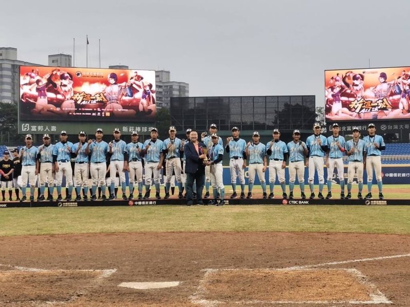 2025第13屆黑豹旗全國高中棒球大賽羅東高工30日獲得亞軍,創下隊史在黑豹旗最佳成績,中華民國棒球協會副理事長趙士強(前左)頒發獎盃給羅工球員。(林燈文教公益基金會提供)中央社記者王朝鈺傳真 114年11月30日