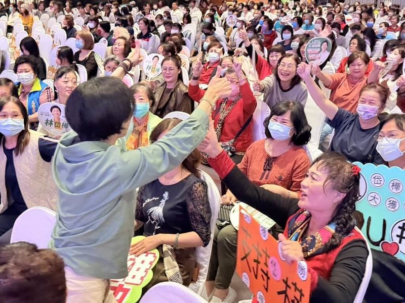 投入民進黨高雄市長初選的立委林岱樺（前左背對者）30日成立「女力後援會」，號召上千名女性支持者參與。（林岱樺辦公室提供）中央社記者蔡孟妤傳真　114年11月30日