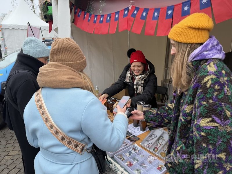 駐立陶宛代表王雪虹在耶誕市集台灣攤位上,向民眾介紹特色商品。中央社記者游堯茹維爾紐斯攝 114年11月30日