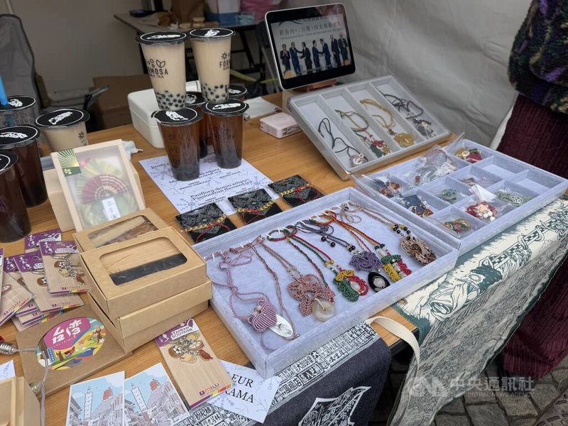 駐立陶宛台灣代表處參與耶誕慈善市集,今年推出台灣茶葉、精油、吊飾、檜木杯墊、珍珠奶茶與手工繩結編織等多樣特色商品,義賣募款做公益。中央社記者游堯茹維爾紐斯攝 114年11月30日