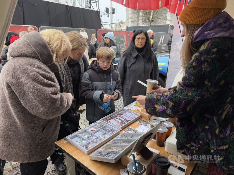 台灣退休外交官蔡幼文手工製作、提供給台灣代表處義賣的繩結編織,成為攤位熱門商品之一。中央社記者游堯茹維爾紐斯攝 114年11月30日