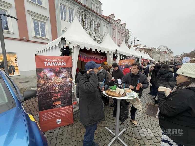 立陶宛維爾紐斯國際婦女協會昨日於市政廳廣場舉行的國際聖誕慈善市集，匯集逾40個國家大使館、國際組織與學校參與，台灣代表處也受邀設攤。中央社記者游堯茹維爾紐斯攝　114年11月30日