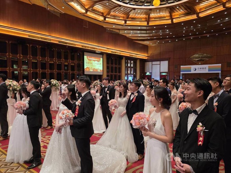 中華電信30日舉辦集團結婚典禮,共有72對新人參與。中央社記者江明晏攝 114年11月30日