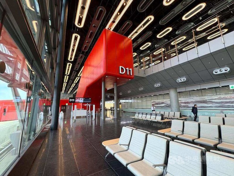 桃園機場第3航廈的北登機廊廳預計12月1日起試營運，將新增北側8個大型登機門。（截自交通部次長林國顯臉書）中央社記者余曉涵傳真　114年11月30日