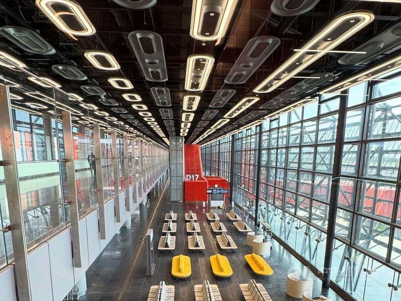 桃園機場第3航廈北登機廊廳由國際知名設計師羅傑斯團隊設計，空間與以往的候機室完全不同，目前知名的咖啡品牌跟餐飲店都已經進駐，希望帶給旅客嶄新體驗。（截自交通部次長林國顯臉書）中央社記者余曉涵傳真　114年11月30日