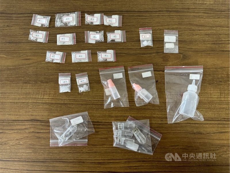 北市警方30日凌晨巡邏查獲1車3人攜毒，分別在身上及車座椅下方查獲毒品和吸食器（圖），32歲吳姓男駕駛毒品唾液快篩也呈現陽性反應，依法送辦。（翻攝照片）中央社記者黃麗芸傳真 114年11月30日