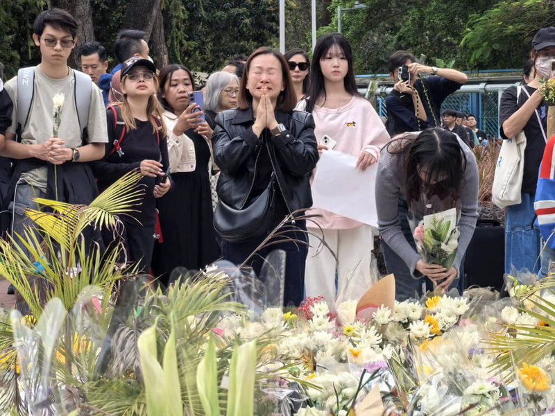 香港宏福苑26日發生奪命大火，30日下午，香港市民到大火現場為死難者獻花哀悼。中央社記者張謙香港攝　114年11月30日