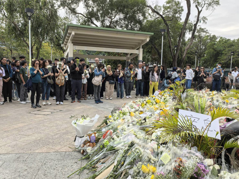 香港宏福苑26日發生奪命大火，30日下午，香港市民到大火現場為死難者獻花哀悼。中央社記者張謙香港攝　114年11月30日