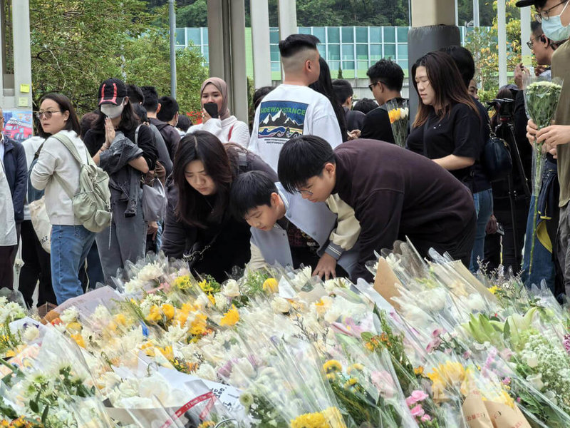 香港宏福苑26日發生奪命大火，30日下午，香港市民到大火現場為死難者獻花哀悼。中央社記者張謙香港攝　114年11月30日