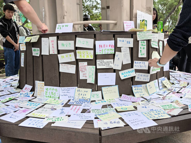 香港宏福苑26日發生奪命大火，市民30日前往現場悼念，圖為市民在大火附近公園的坐椅貼上悼念卡。中央社記者張謙香港攝　114年11月30日