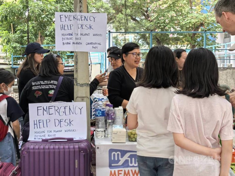 香港大埔宏福苑大火造成大量傷亡，還有百多人失聯。外傭也是這場大火的受害者，根據報導，至今確定有一名菲傭死亡，兩名印傭死亡，兩地外傭的失聯人數多達30人。圖為菲律賓女傭組織在大火現場設立緊急救援中心，幫助受影響外傭家屬。中央社記者張謙香港攝　114年11月30日