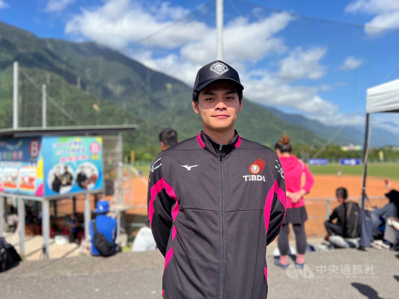 中華職棒統一獅新星張宥謙（前）進入職棒後，首度以監場人員身分參與關懷盃，他30日受訪表示，過去在場上奔馳受到很多職棒學長恩惠，因此現在也踏上職棒之路，抱持回饋心情投入關懷盃。中央社記者陳容琛攝　114年11月30日