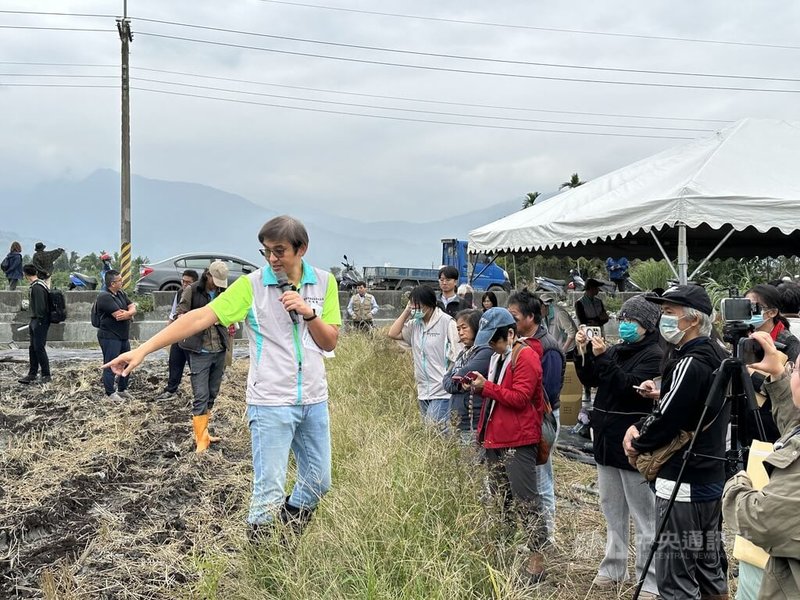 馬太鞍溪堰塞湖日前潰流，造成光復鄉等約600公頃農田被泥砂掩埋，耕地受損嚴重。花蓮區農改場作物環境科助理研究員倪禮豐（前左）說明土壤改良策略，助農友復耕。中央社記者李先鳳攝　114年11月30日