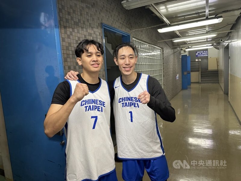 世界盃亞洲區資格賽台灣男籃明天再戰日本,隊長陳盈駿喊話後衛要提升對抗強度,包括游艾喆(左)、林書緯(右)30日也都持相同意見。中央社記者黎建忠攝 1114年11月30日