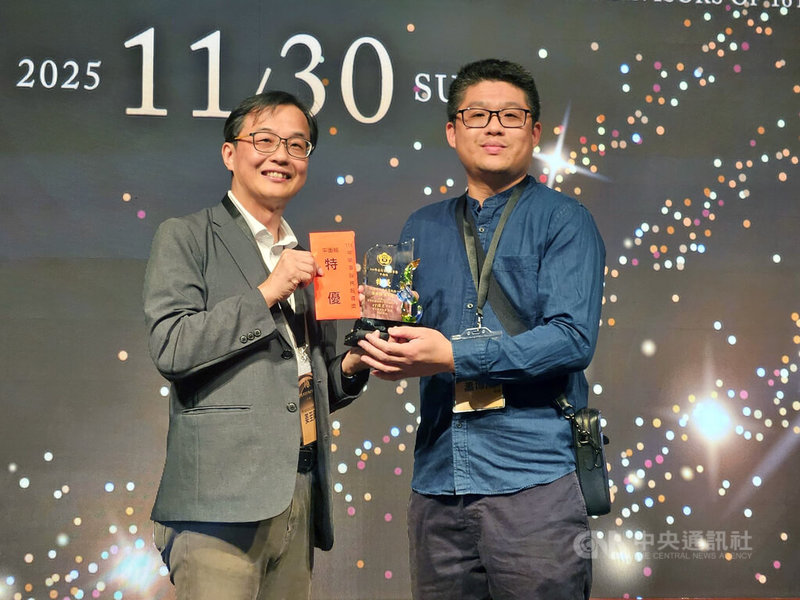 中央通訊社在114年台灣藥事報導獎以「南投偏鄉藥師送藥更送暖」系列報導，抱回平面組特優，30日頒獎典禮上由記者蕭博陽（右）代表領獎。中央社記者陳婕翎攝　114年11月30日