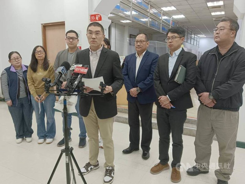 基隆河水源近日受到油污染，使得許多基隆市用戶自來水有油味，市長謝國樑（前）30日晚間召開會議後受訪表示，經稽查，油膜感測器故障，台水公司大規模造成市民不便，市府最快於12月1日下午開罰。中央社記者王朝鈺攝 114年11月30日