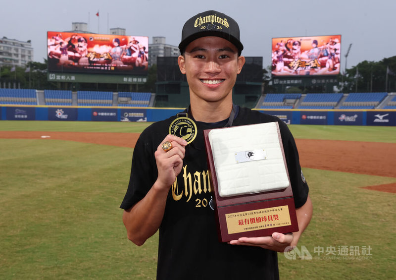 2025第13屆黑豹旗全國高中棒球大賽30日在新莊棒球場進行冠軍戰，最終由平鎮高中擊敗羅東高工，拿下隊史第8冠，貢獻2分打點的高宥軒拿下賽會最有價值球員（MVP）。中央社記者張新偉攝　114年11月30日