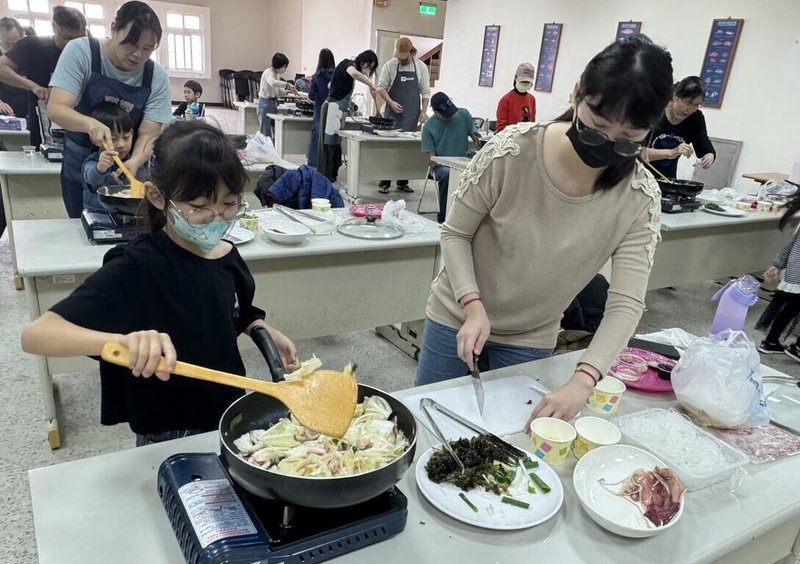 澎湖區漁會推出「海島家味．澎湖好食課」活動，邀請專業講師帶大家一起動手做出家常好味道，29日起一連2天吸引許多對海鮮料理有興趣的民眾參與。（澎湖區漁會提供）中央社　114年11月30日