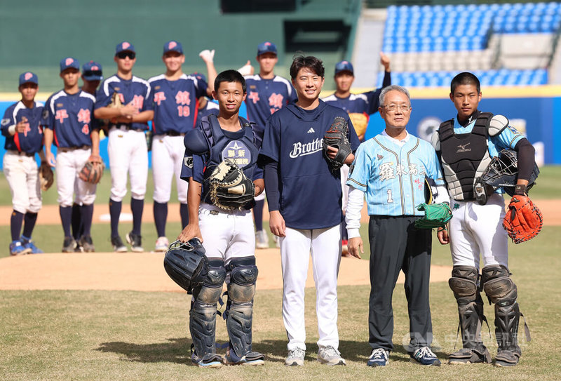 中職中信兄弟投手伍立辰（前左2）30日替黑豹旗冠軍戰開球、笑稱「圓了兩個夢」，伍立辰季後赴日加入歐力士猛牛隊秋訓收穫多。中央社記者張新偉攝　114年11月30日