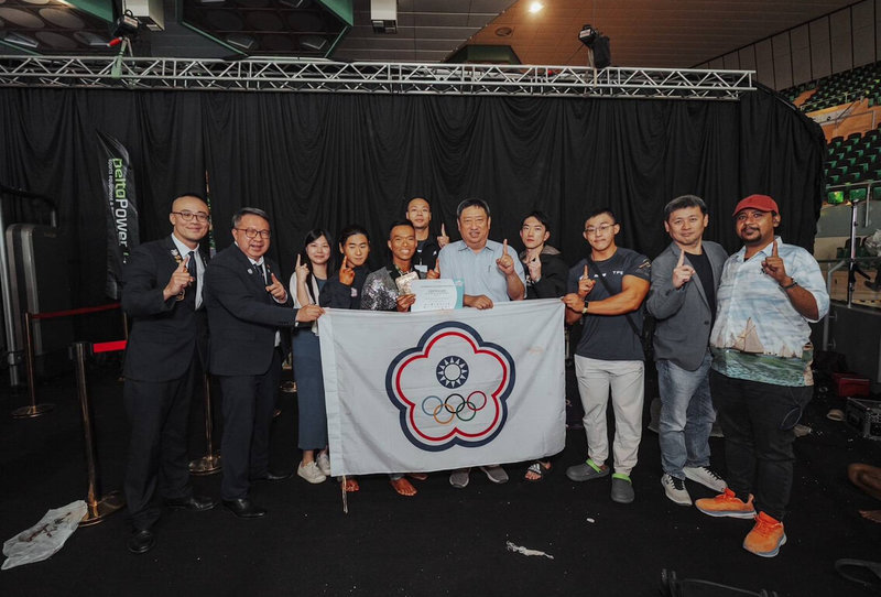 11月27日至12月1日在沙烏地阿拉伯舉行世界健美錦標賽。駐沙烏地阿拉伯代表張治平(前排右5)率台僑前往觀賽,並與台灣代表隊及雙金奪主劉明毅(前排左5)在賽場合影。(駐沙烏地阿拉伯代表處提供)中央社記者施婉清開羅傳真 114年11月30日