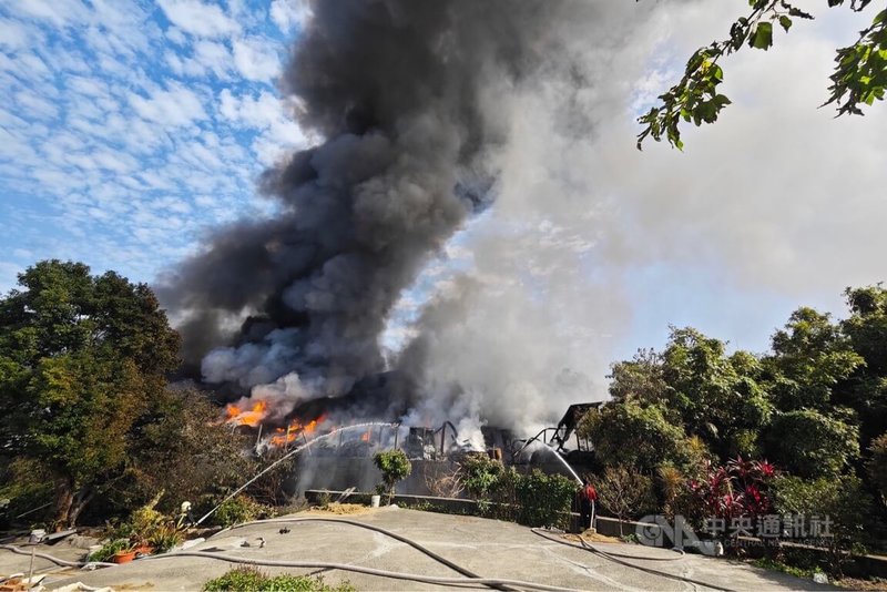 桃園市蘆竹區一處地下工廠30日上午發生火警，現場燃燒電纜、塑膠及廢金屬，濃密黑煙直竄天際，消防射水灌救。中央社記者吳睿騏桃園攝　114年11月30日