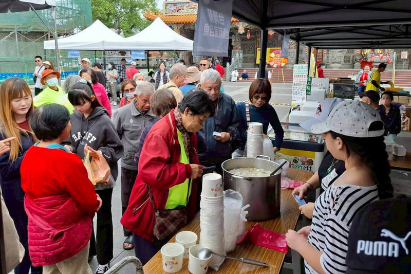 台南市政府農業局30日在安南區四草大眾廟舉辦2025年第2場虱目魚產業文化活動，吸引不少民眾前往品嘗美食。（台南市政府提供）中央社記者楊思瑞台南傳真 114年11月30日