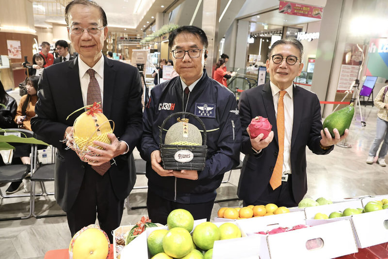 台南市政府30日在新竹縣遠東百貨竹北店舉辦秋冬水果鮮果嘉年華活動，台南市長黃偉哲（中）行銷洋香瓜、芭樂、火龍果、柑橘等鮮果。（台南市政府提供）中央社記者楊思瑞台南傳真  114年11月30日