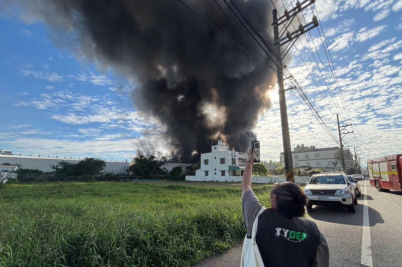 桃園市蘆竹區一處地下工廠30日上午傳出火警，現場非法堆置的大量電纜、塑膠及廢金屬燃燒後產生濃密黑煙，環保局派員到場監控空氣品質與環境污染狀況。（桃園市政府環保局提供）中央社記者吳睿騏桃園傳真　114年11月30日