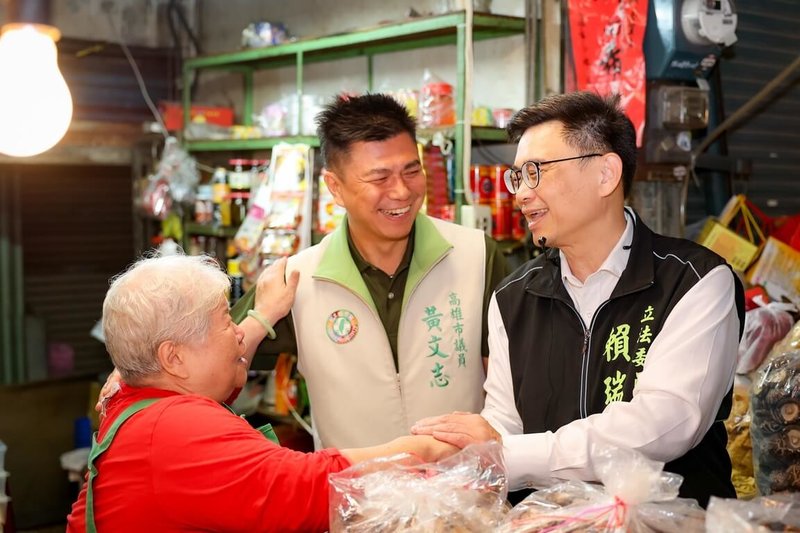 投入民進黨高雄市長初選的立委賴瑞隆（前右）30日展開密集市場掃街行程，傾聽市民心聲、了解大家的需求與期待。（賴瑞隆辦公室提供）中央社記者蔡孟妤傳真　114年11月30日