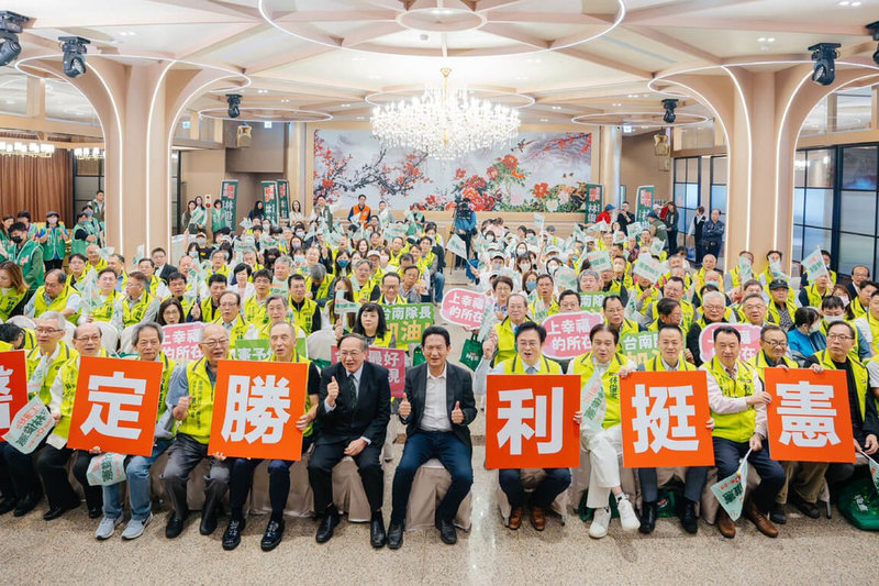 民進黨立委林俊憲（前排中）參加下屆台南市長黨內初選，30日成立「醫定勝利」聯合後援會，獲醫界及母校多名校友力挺。（林俊憲服務處提供）中央社記者楊思瑞台南傳真　114年11月30日