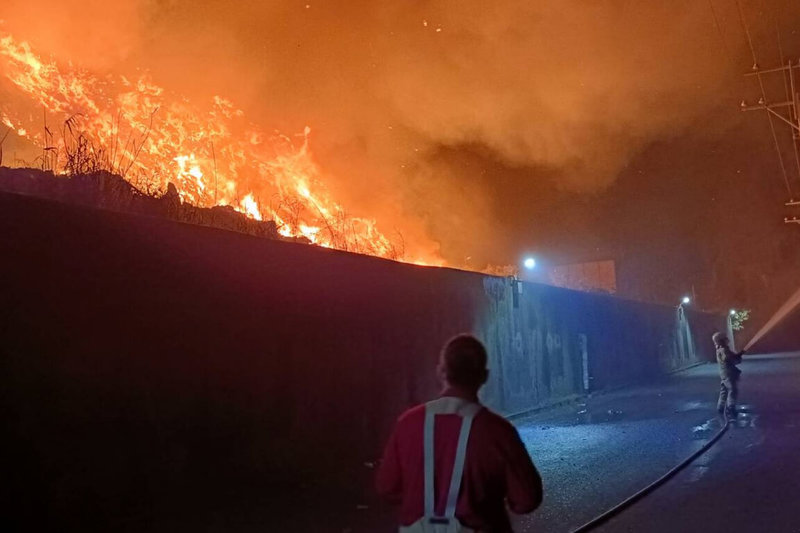 台南市安南區城西焚化爐附近的第三掩埋場30日晚間起火燃燒，消防局動員灌救，並通知環保局研擬是否發布空污警報。（讀者提供）中央社記者楊思瑞台南傳真　114年11月30日