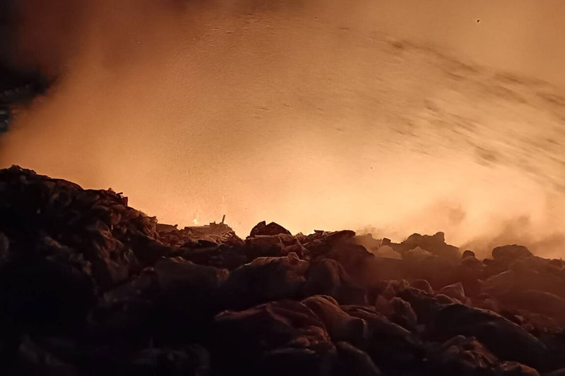 台南市政府環保局30日指出，城西二期掩埋場晚間發生火警，燃燒區域為生活圾圾暫置區，依風向研判可能影響安南區空氣品質，提醒範圍區的民眾關閉窗戶，如需外出可配戴口罩。（讀者提供）中央社記者楊思瑞台南傳真　114年11月30日