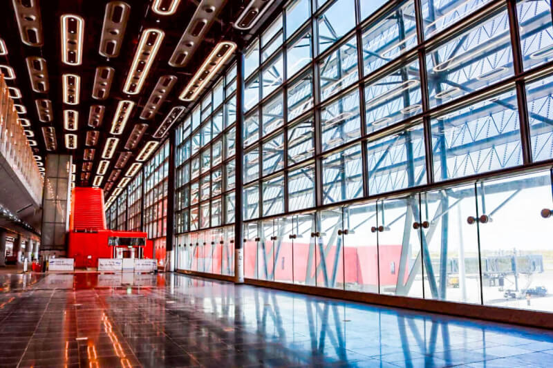 桃園國際機場第3航廈北登機廊廳裝設1488組Halo燈具，散發柔和光影層次特性，搭配開放廊廳引導視線向上延展，營造寬闊通透空間感。（桃園國際機場公司提供）