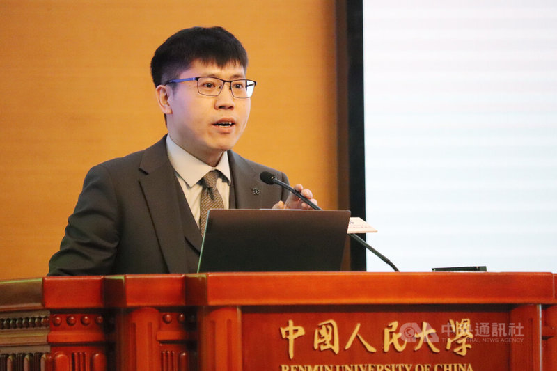 中國宏觀經濟論壇（CMF）30日舉行年度論壇（2025-2026），由中國人民大學國家發展與戰略研究院副院長、CMF主要成員劉曉光做報告。中央社記者呂佳蓉北京攝 114年11月30日