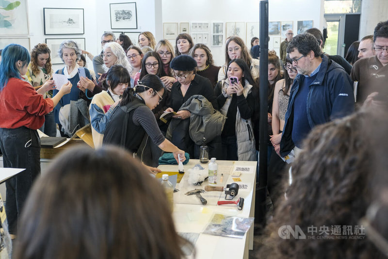 第14屆西班牙畢爾包藝博會（FIG Bilbao）自27日至30日在畢爾包登場，今年推出「聚焦台灣」主題特展，除展出跨世代版畫、水墨藝術及學生創作外，並舉辦5場活動。其中「無毒樹脂感光版」工作坊，由藝術家張瀞予分享台灣版畫工具材料的新創技術，吸引大批人潮觀摩。中央社記者胡家綺馬德里攝　114年11月30日