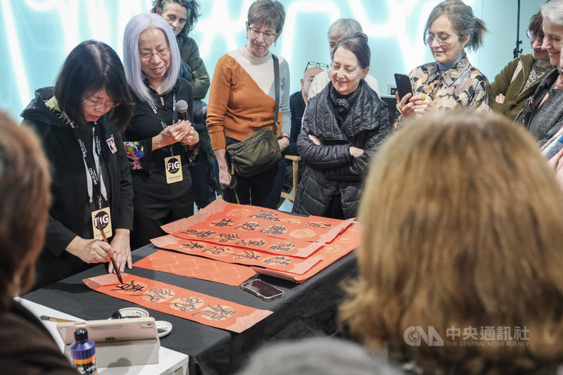 西班牙畢爾包藝博會(FIG Bilbao)「聚焦台灣」主題特展,為加深台灣與西班牙及國際藝壇的交流,在展覽之外還舉辦5場活動,其中「筆墨書寫」大師課程,由藝術家黃淑卿示範各種書法字體,並揮毫12生肖春聯,策展人周芳蓮在旁翻譯解説,人氣旺到有粉絲追到展位求字。中央社記者胡家綺馬德里攝 114年11月30日
