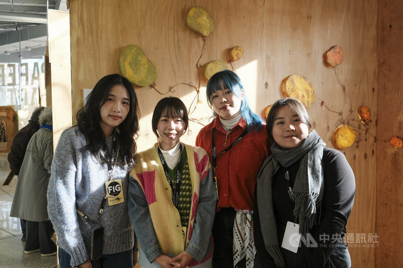 西班牙畢爾包藝博會(FIG Bilbao)主題特展「聚焦台灣」的參展藝術家、亦為嘉義大學視覺藝術學系教授的謝其昌及助理教授張瀞予,帶領學生團隊包括朱芳瑩(左1)、林庭薰(右2)、游芷瑜(右1)、陳欣(左2),帶著個人創作在主辦單位特為青年藝術家設立的單元「誘惑立方體」亮相,把台灣新世代創作者引介到國際藝術舞台。中央社記者胡家綺馬德里攝 114年11月30日